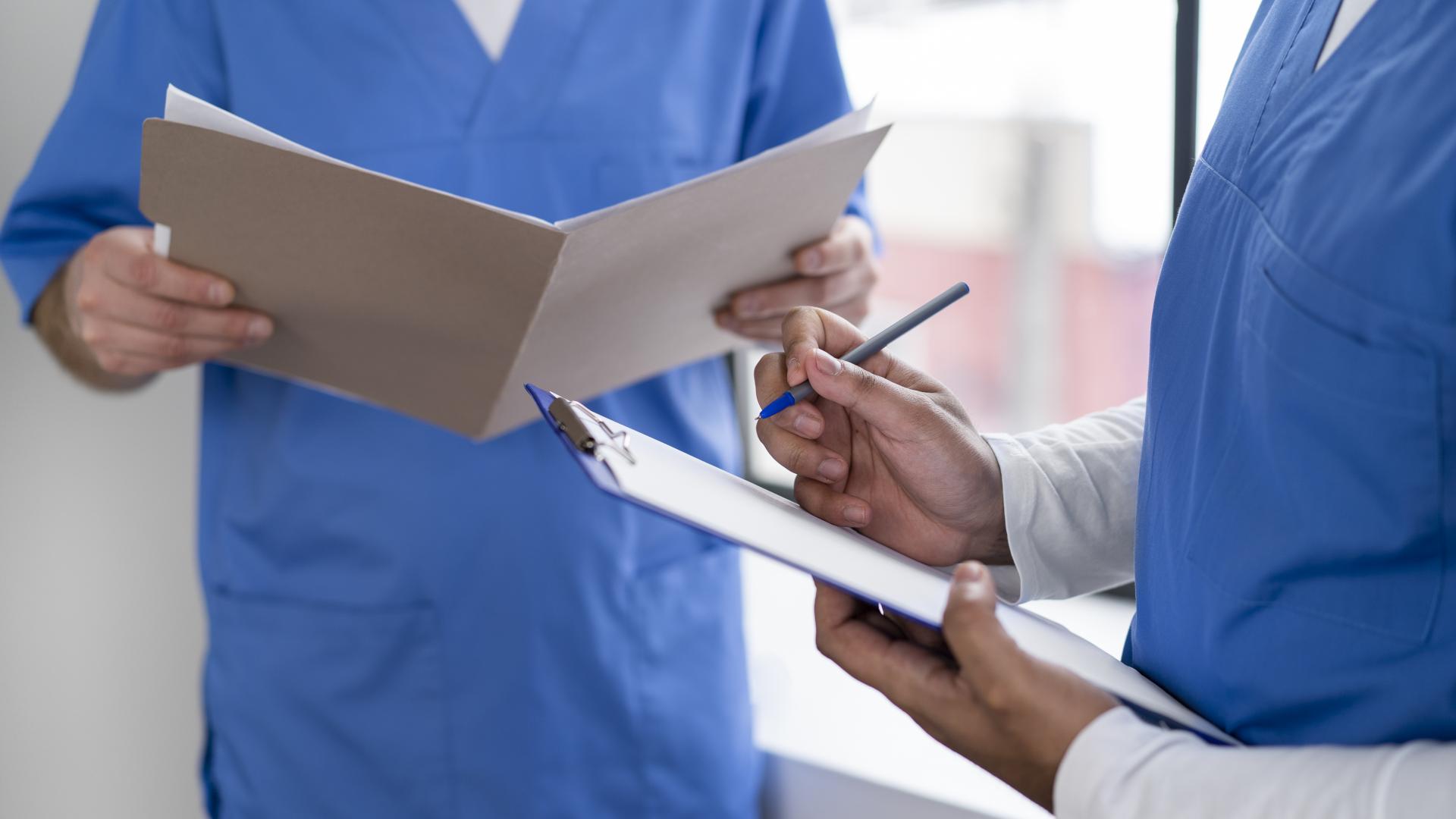 medecin-avec-document